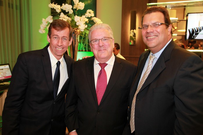 Jan Von Bahr (ao centro), Diretor de Operações da GJP, entre os novos contratados André Lameiro e Reginaldo Olivi (Foto: Divulgação/GJP Hotels)