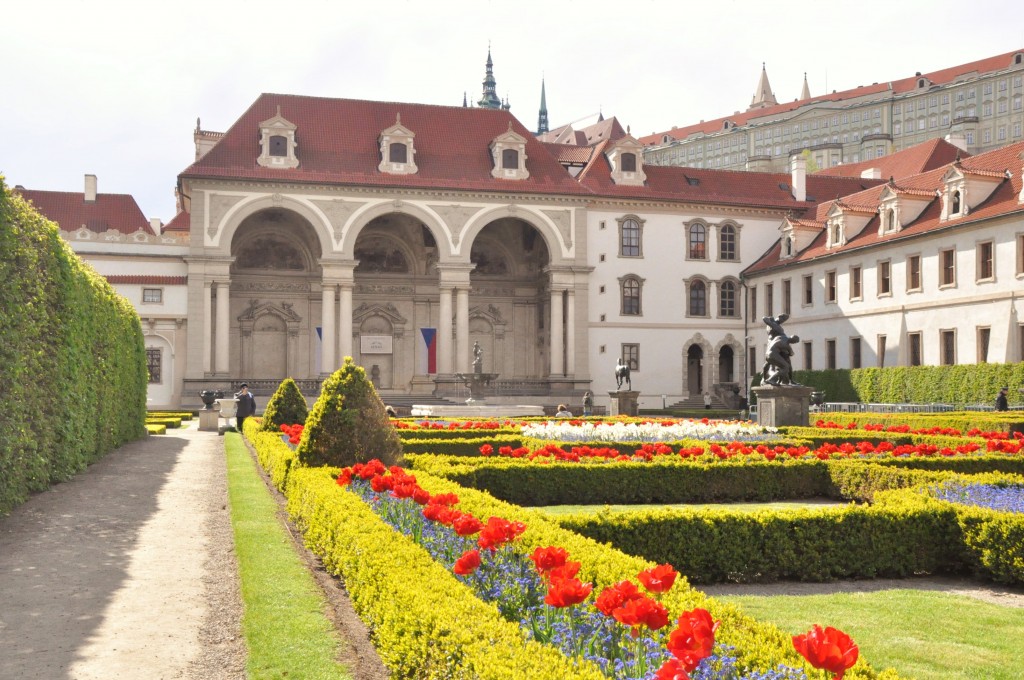 Jardins do Palacio Wallenstein com, a Sala Terrena do Senado Tcheco ao fundo
