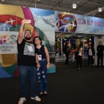 Rafael Barros e Isabel Marques, da Sertur, fazem selfie na entrada da Aviesp Expo