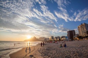 Orla de uma das praias do Rio, local onde há queima de fogos durante a virada do ano