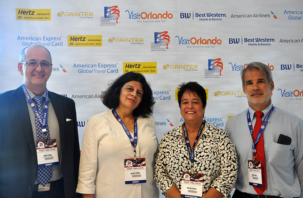 Visit USA reúne 600 agentes e 40 expositores no RJ; veja fotos 1 Sérgio Teixeira e Michael Muth, do consulado dos EUA com Jussara Haddad e Cristina Fritsch