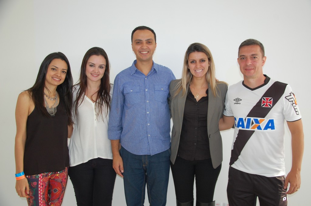 Thaise Salzgeber, Janaína Nery, André Torres, Thais Medina e Ricardo Assalim, equipe responsável pela nova ferramenta