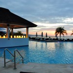 Uma das piscinas do Secrets ao anoitecer Uma das piscinas do Secrets ao anoitecer
