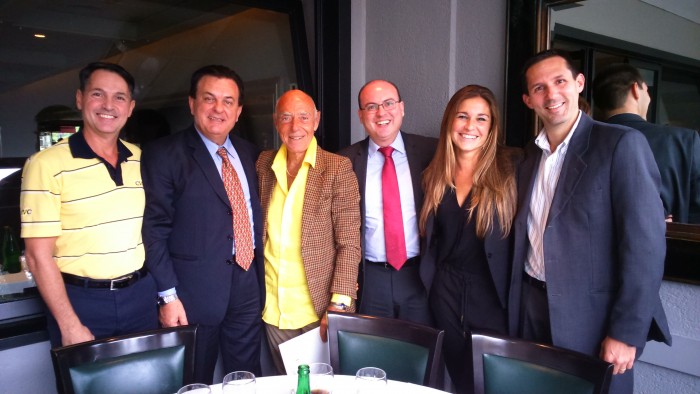 CVC e Unique reduzem tarifas em 25% para Argentina 1 Valter Patriani reúne parte do time da CVC de América do Sul com Mario Rauch (de amarelo, ao centro) e Romina Rauch (proprietários da Rede Unique Argentina)