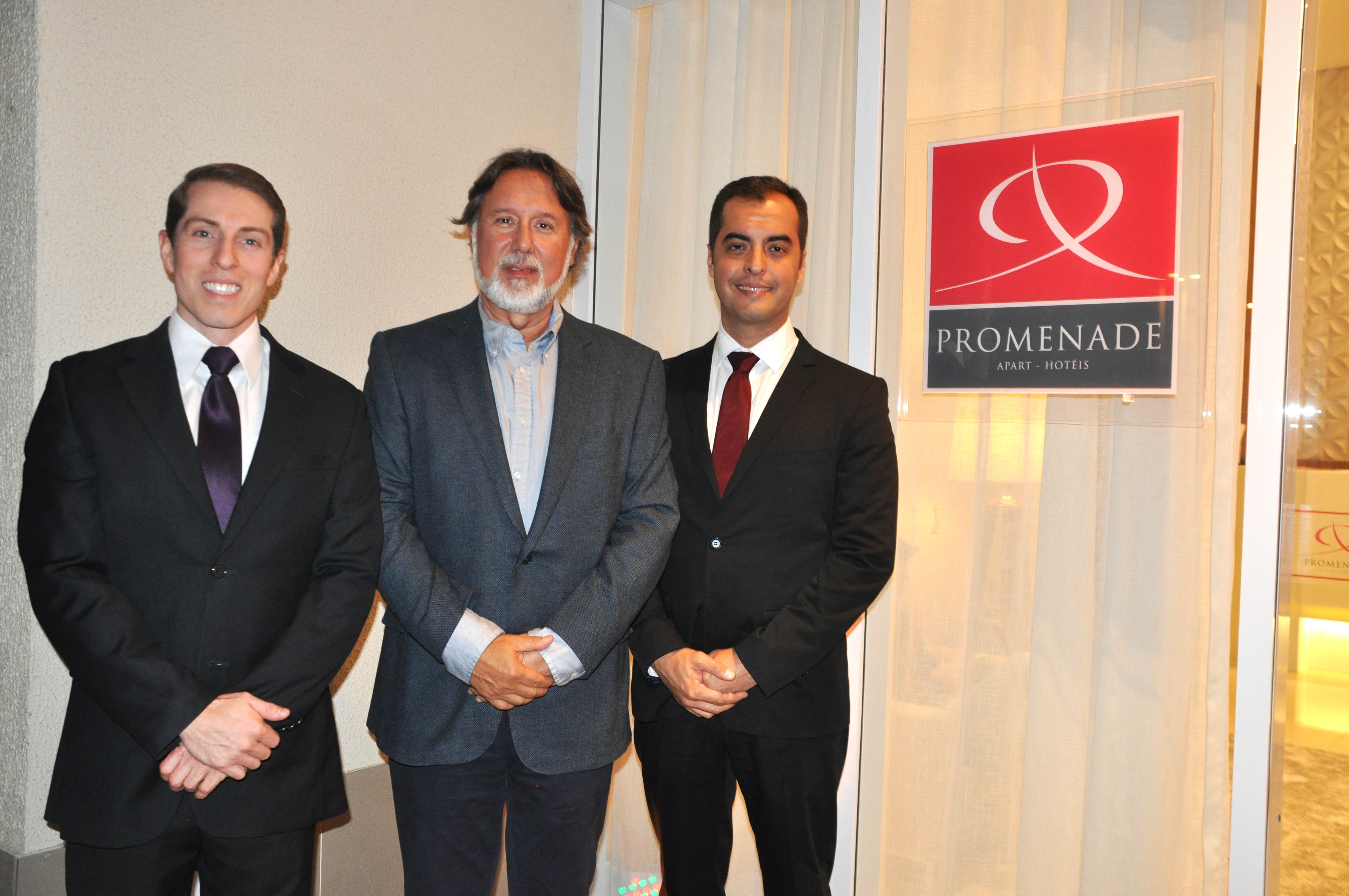 o diretor da rede Promenade, Emir Penna, com Fábio Frediano, gerente geral, e Brunno Poli, gerente comercial do Promenade Rio Stay