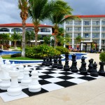 Que tal um xadrez em frente a piscina?