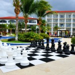 Que tal um xadrez em frente a piscina? Que tal um xadrez em frente a piscina?