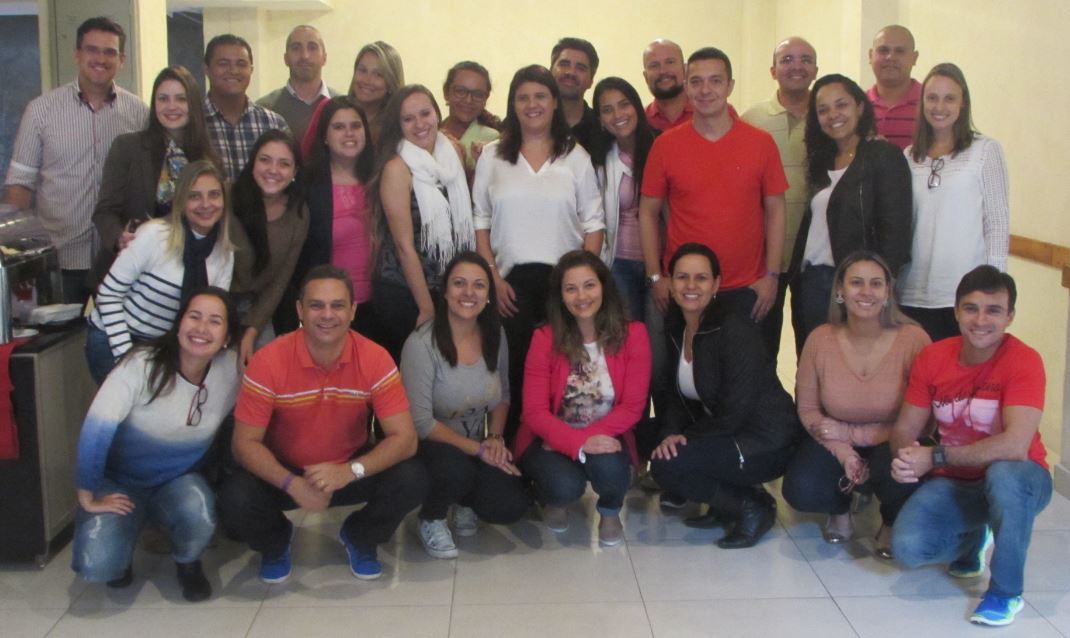 Colaboradores reunidos no intervalo do treinamento Colaboradores reunidos no intervalo do treinamento
