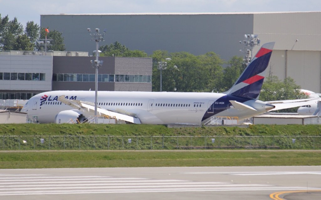 Primeiro B787-9 do Grupo Latam é flagrado já pronto para ser entregue; amplie 1b787latam woodys aeroimages