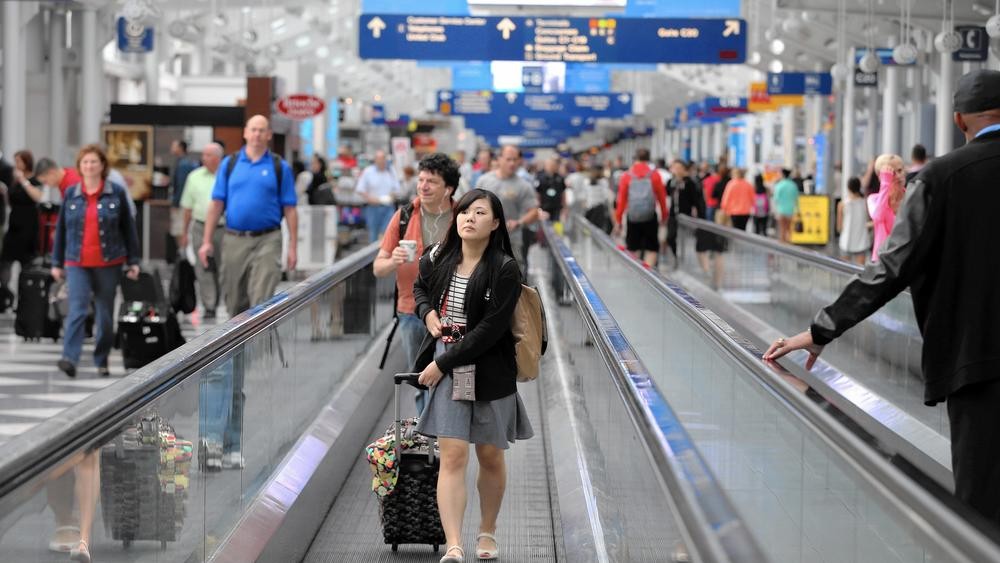 EUA: Senado pede o fim das taxas de bagagens para aliviar o caos dos aeroportos 1 22walk-1000x563
