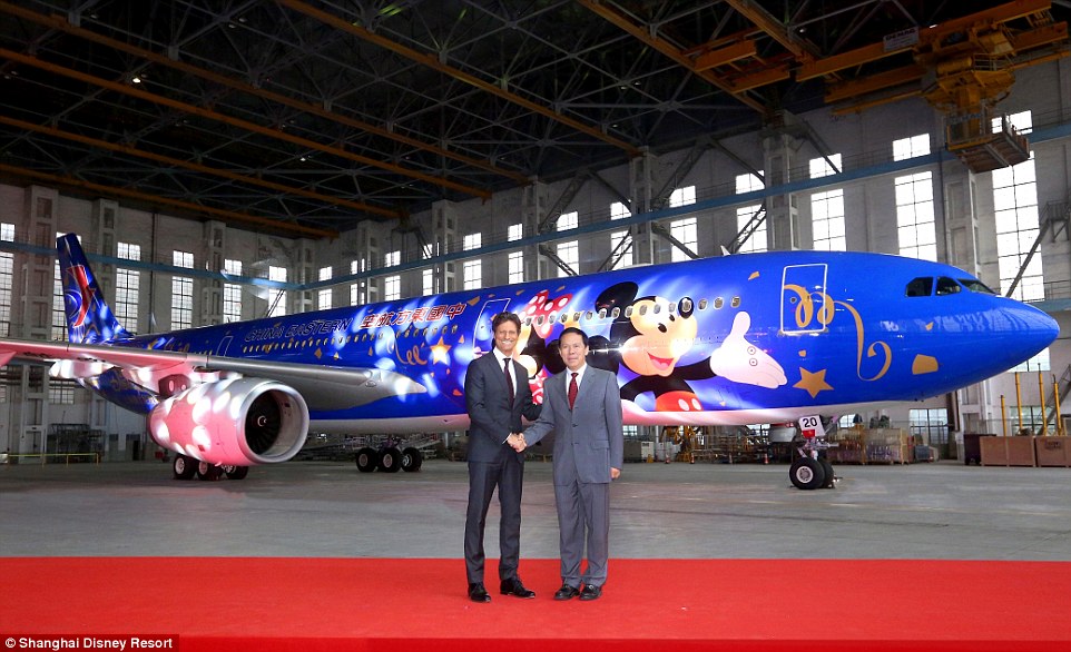 China Eastern celebra chegada da Disney com seis aeronaves personalizadas; fotos General_manager_of_Shanghai_Disney_Resort_Philippe_Gas_left_with-a-18_1461674536442