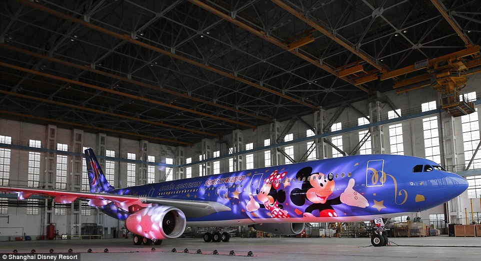 China Eastern celebra chegada da Disney com seis aeronaves personalizadas; fotos 338BC5C900000578-3559186-China_Eastern_Airlines_will_be_sponsoring_the_Dumbo_the_Flying_E-a-15_1461674491389