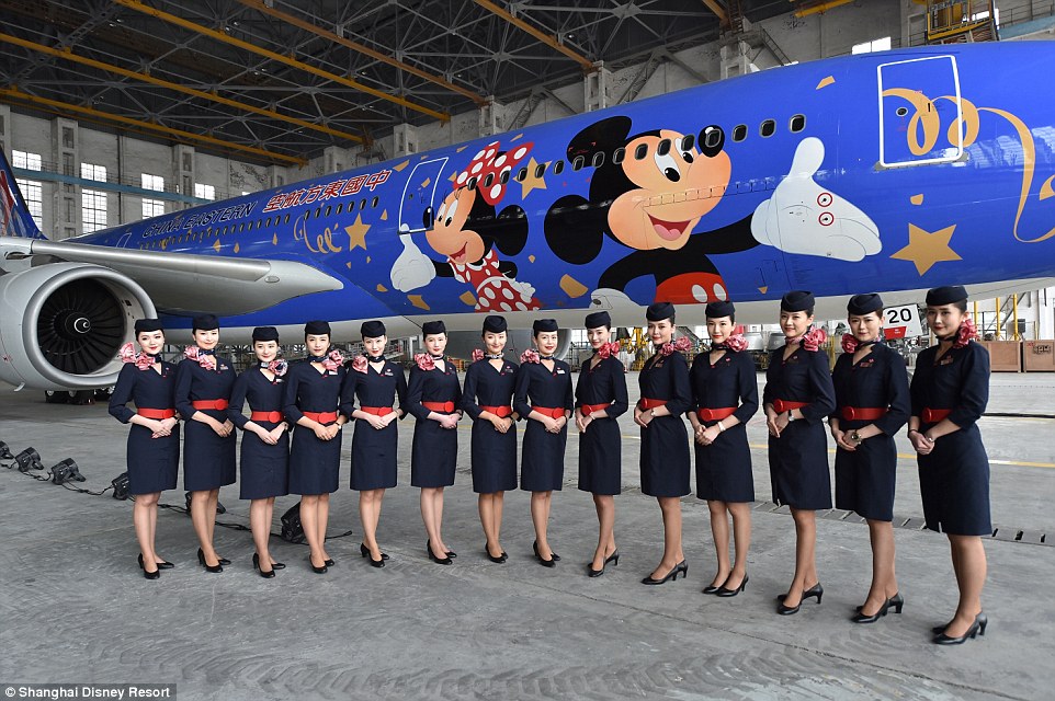 China Eastern celebra chegada da Disney com seis aeronaves personalizadas; fotos 338BC5E100000578-3559186-The_Disney_themed_plane_will_fly_to_and_from_Shanghai_with_more_-a-17_1461674524426