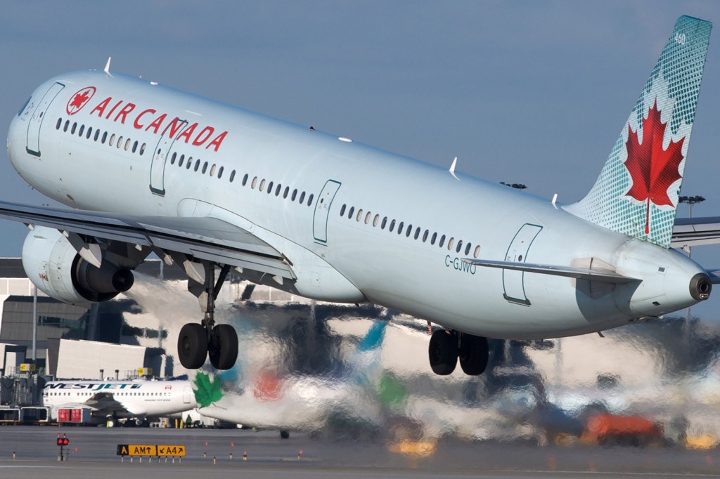 Air Canada passa a oferecer conexão via satélite em seus voos internacionais conexão por satélite estará disponível em toda a frota internacional da Air Canada, e a estreia será nas aeronaves 777-300ER Primeira companhia aérea canadense a oferecer serviços de Internet que permitem aos clientes assistir programas de TV e filmes em seus próprios dispositivos