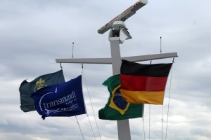 A bandeira da Transmundi junto com a do Brasil e da Alemanha