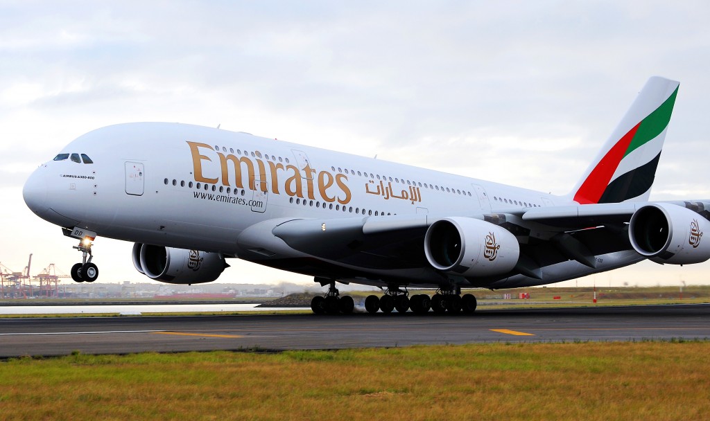 Emirates passará a utilizar motores Rolls-Royce na frota de A380 2 EK412 arriving into Sydney's International Airport after its very first flight from Dubai to Sydney and onto Auckland, New Zealand (Exclusive Pictures).