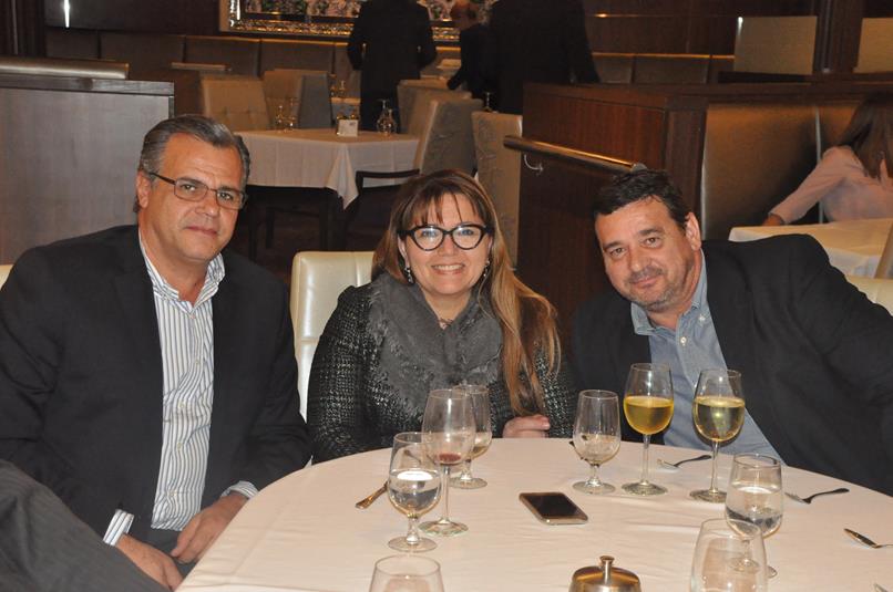 Antônio Brandi, da Uniamerican, com Claudia Mendonça e José Alexandre, da Paradise Turismo Antônio Brandi, da Uniamerican, com Claudia Mendonça e José Alexandre, da Paradise Turismo