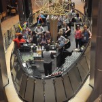 Bar que sobe e desce enquanto os clientes saboreiam petiscos e bebem seus drinks Bar que sobe e desce enquanto os clientes saboreiam petiscos e bebem seus drinks