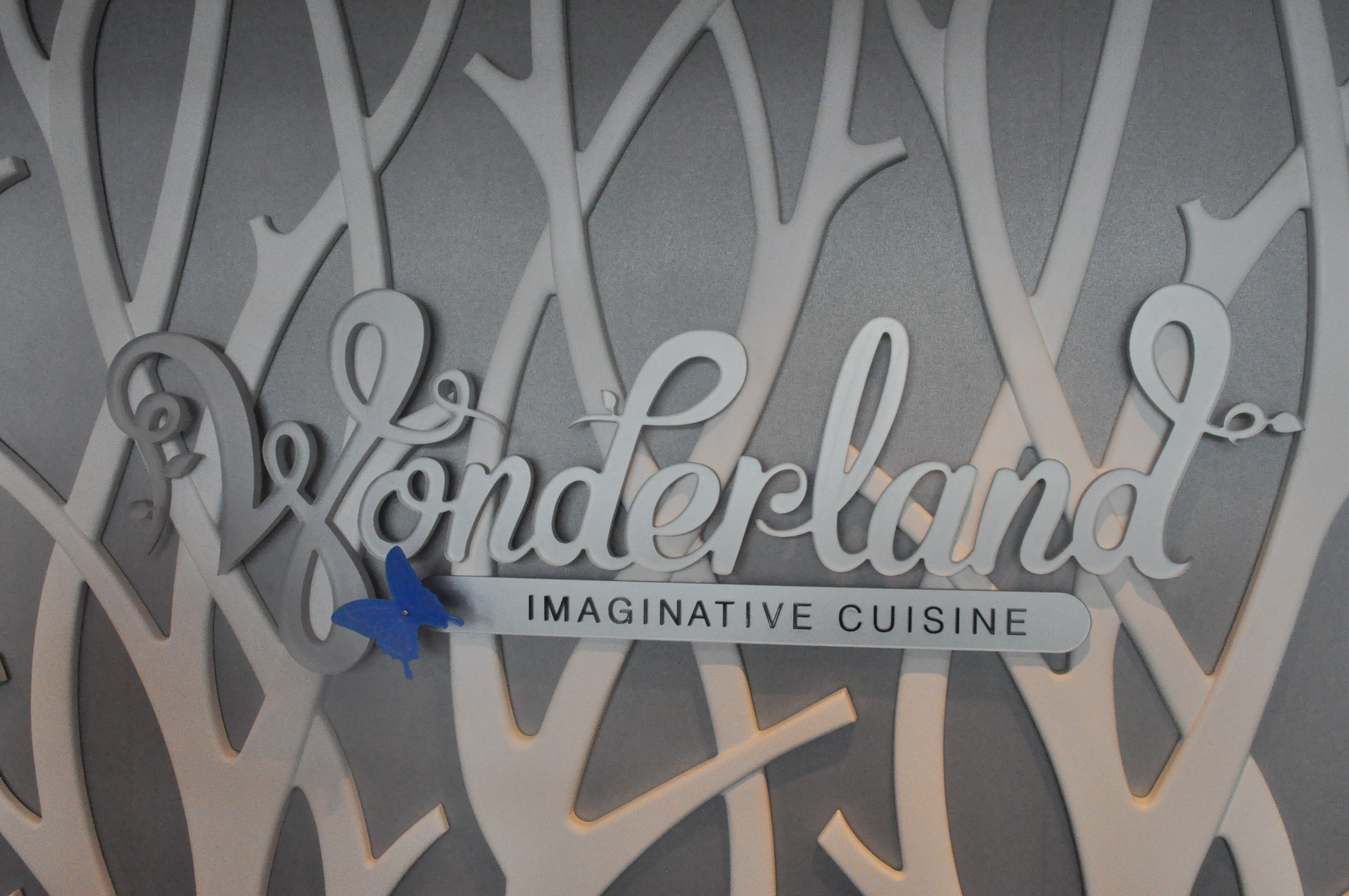 Entrada do restaurante Wonderland, famoso por suas comidas criativas