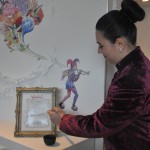 A brasileira Bárbara Uchiyama, que trabalha no Wonderland, pintando o cardápio para que o menu se torne visível