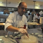 O chef venezuelano Allan Gentile preparando as especialidades o Wonderland