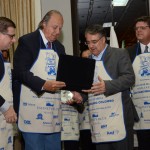 Eduardo Loch e Michel Tuma Ness entregam homenagem do Clube do Feijão Amigo ao governador de SC, João Raimundo Colombo