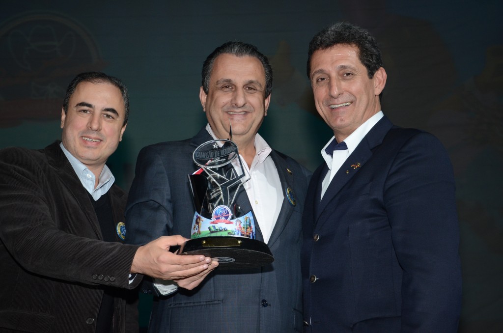 Fernando Del Cistia e Cleyton Armelin da CVC, com Rogério Siqueira, presidente do Beto Carrero World