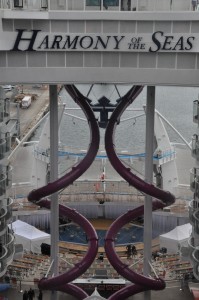Harmony of the Seas possui o maior escorrega dentro do um navio, o Ultimate Abyss