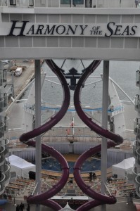 Gigante dos mares: M&E embarca na viagem inaugural do Harmony of the Seas; veja fotos Harmony of the Seas possui o maior escorrega dentro do um navio, o Ultimate Abyss