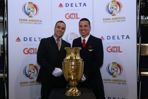 Equipes da Delta e Gol recebem o troféu da Copa América Centenário no Brasil