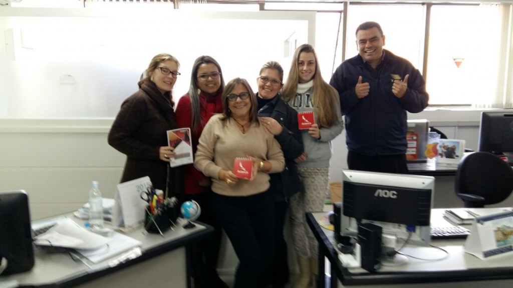 Equipe da Avianca promovendo o voo