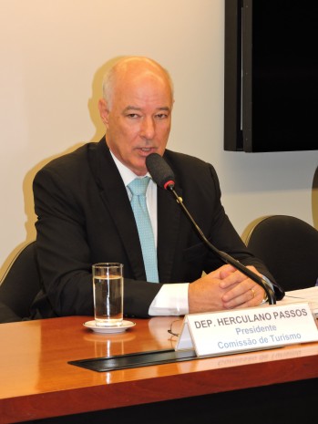 Comissão de Turismo da Câmara dos Deputados elege Herculano Passos novo presidente 1 Deputado Herculano Passos ao centro (Foto: Jane Santin)
