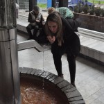 KARLOVY VARY - Águas termais da cidade atraem turistas o ano todo e sua ingestão diária é recomenda por médicos KARLOVY VARY - Águas termais da cidade atraem turistas o ano todo e sua ingestão diária é recomenda por médicos