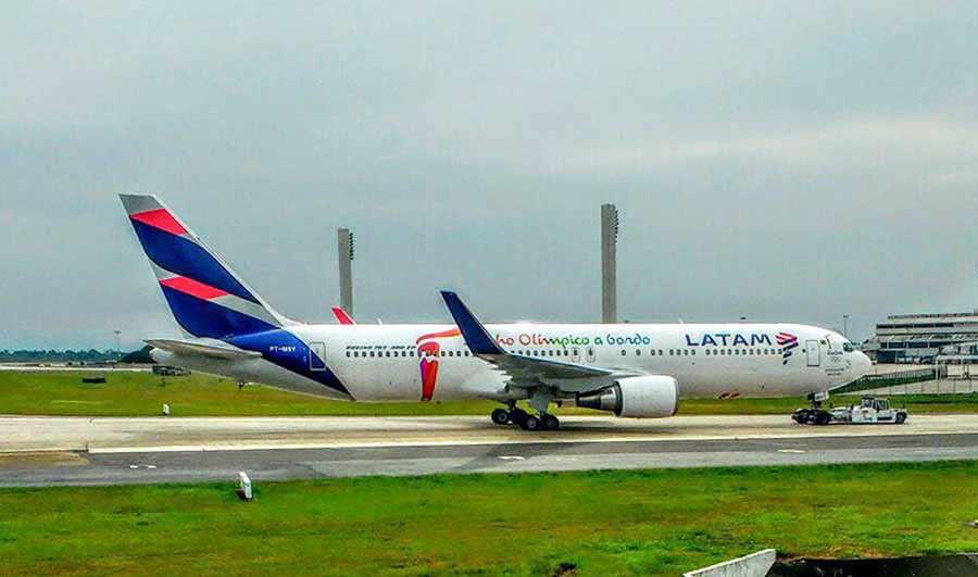 Em viagem "inaugural", Grupo Latam adesiva B767-300ER para buscar a Tocha Olímpica 1 LATAM-B767-300ER-PT-MSY-@n_larenas-900px