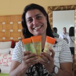 Luciana Longo exibe os amenities que ganhou no Sunscape Curaçao