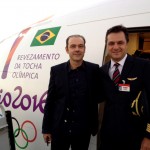 Mauricio Amaro, presidente do Conselho Administrativo do Grupo Latam, com o comandante do voo inaugural