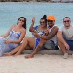 Natalia Kerlakian e Yuri Motta, do grupo Flytour Gapnet num momento de descontração com o casal Naldo Benny e Ellen Cardoso