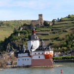 No meio do rio Reno a construção em forma de castelo funcionava como alfândega No meio do rio Reno a construção em forma de castelo funcionava como alfândega