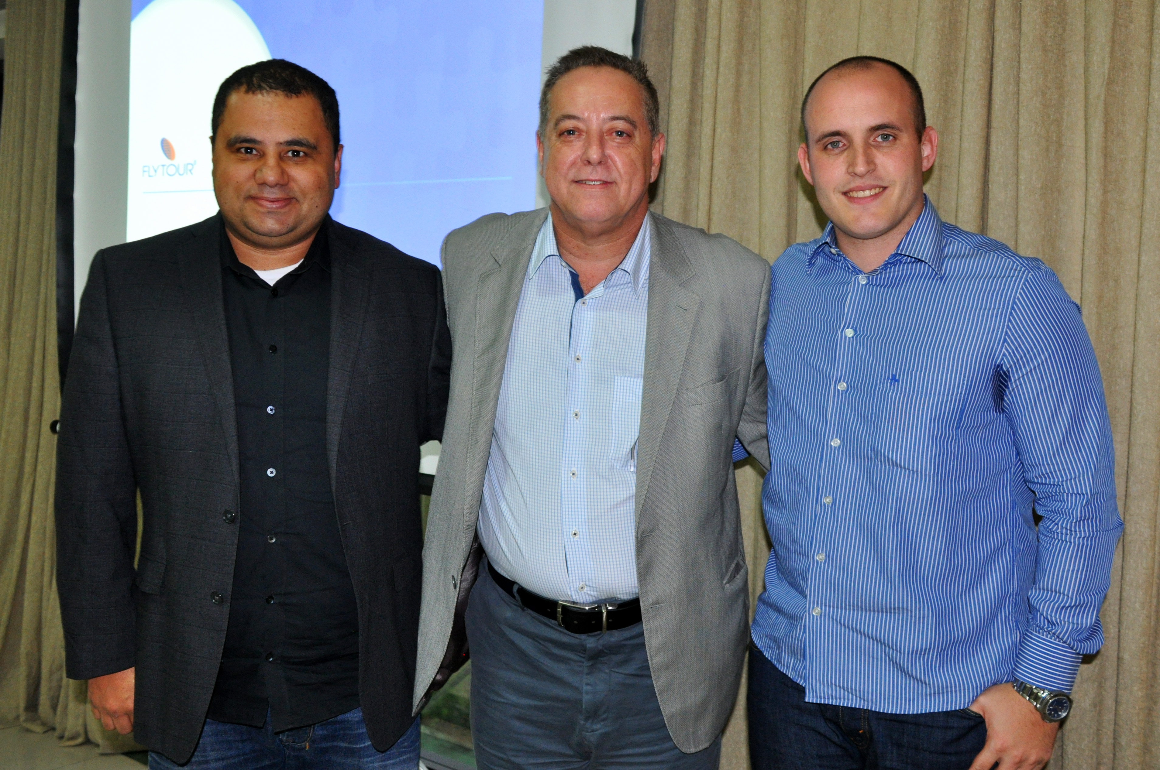 O presidente da Flytour Viagens, Michael Barkoczy, entre Daniel Firmino, diretor, e Marcos Pessuto, gerente de Produtos Nacionais da operadora O presidente da Flytour Viagens, Michael Barkoczy, entre Daniel Firmino, diretor, e Marcos Pessuto, gerente de Produtos Nacionais da operadora