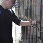 PLZEN - Portão da Catedral de São Bartolomeu é considerado especial e, diz a crença popular, traz sorte a quem o toca com a mão esquerda, basta fazer um pedido PLZEN - Portão da Catedral de São Bartolomeu é considerado especial e, diz a crença popular, traz sorte a quem o toca com a mão esquerda, basta fazer um pedido
