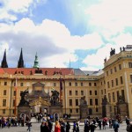PRAGA - Entrada movimentada do Castelo de Praga, ícone da capital Tcheca