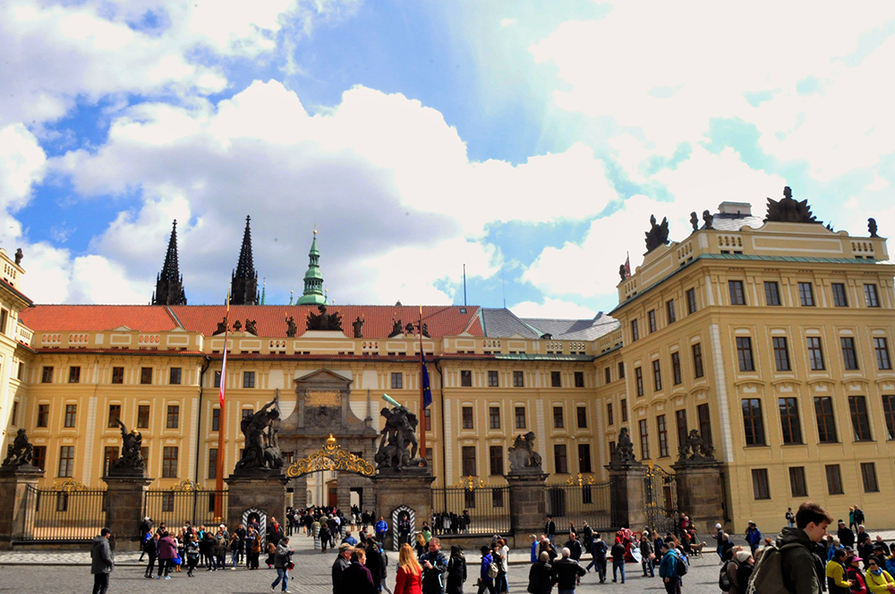 PRAGA - Entrada movimentada do Castelo de Praga, ícone da capital Tcheca