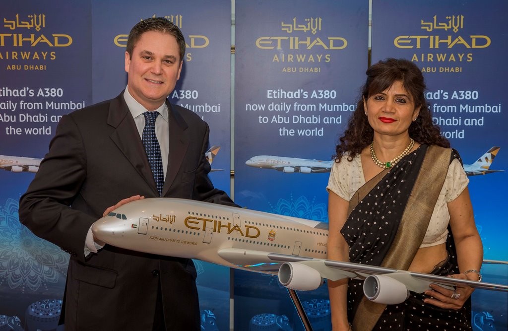 Etihad Airways escala A380 nas operações entre Abu Dhabi e Mumbai eter Baumgartner, diretor Comercial da Etihad Airways, à esquerda, com Neerja Bhatia, presidente para o Subcontinente Indiano, no evento de lançamento oficial dos serviços A380 da companhia aérea para Mumbai.