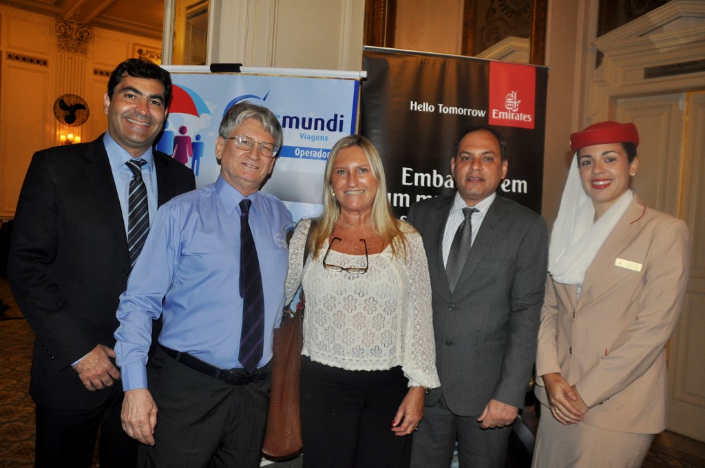 Transmundi reúne 200 agentes no RJ e apresenta novidades para o 2° semestre; fotos Rodrigo Galvão, da Emirates, Miguel Andrade, da Transmundi, Rosa Masgrau, do M&E, Marcelo Abreu e Carolina Logato, da Emirates