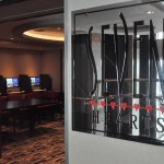 Seven Hearts, espaço com computadores e livros
