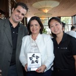 Soely Oliveira, da BCD Travel, entre César Floreste e Fumi Kageyama, da ANA