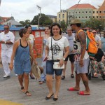 Trade passeia pela ponte Ema, cartão posta de Curaçao ao lado do casal Naldo e Ellen