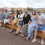 Trade posa com Naldo Benny e Ellen Monteiro em um dos principais cartões postais de Curaçao