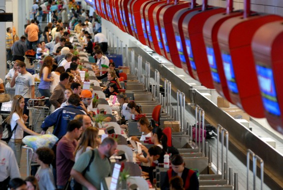 Aéreas brasileiras transportam 100 milhões de passageiros em 12 meses 1 Aeroporto Santos Dumont, no Rio de Janeiro, um dos mais movimentados do país