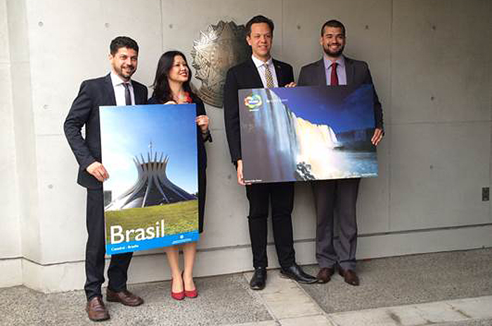 Projeção de turistas japoneses para Olimpíada aumenta com isenção de visto 1 Georthon Branquinho, da EBT Japão - Mercosul, Ana Paula Kobe, da Embaixada do Brasil em Tóquio, Bruno Reis e Guilherme Miranda, da Embratur, na sede da Embaixada Foto: divulgação